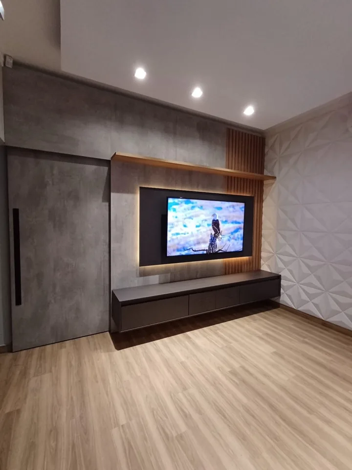 Painel de TV em MDF grafite com ripado de madeira, porta de correr integrada e nicho iluminado